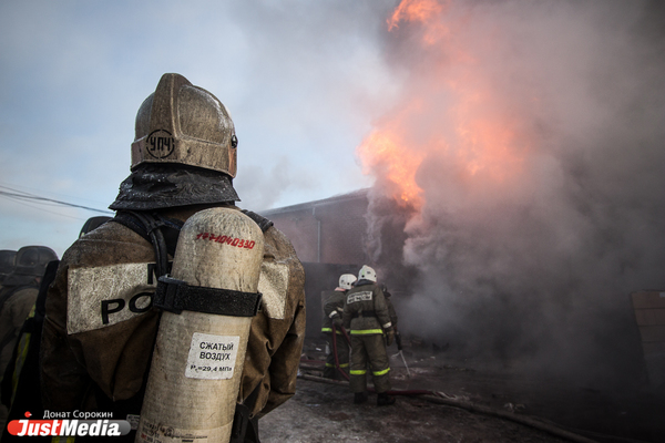 В Екатеринбурге ночью пять пожарных машин боролись с огнем в частном доме - Фото 1
