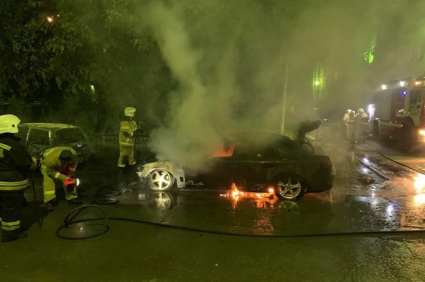 Владельцем сгоревшей Audi оказался единоросс, проверявший киоски с шаурмой - Фото 1