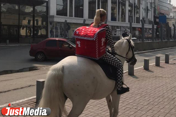 В Екатеринбурге шахматы теперь доставляют на лошадях - Фото 1