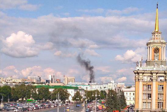 В центре Екатеринбурга загорелся китайский автомобиль - Фото 1