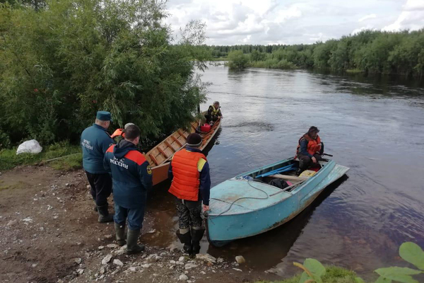 Поиски пропавших на реке Лозьва водителя лодки и полуторогодовалого ребенка продолжаются - Фото 1