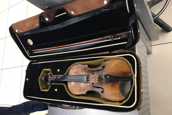 Пассажиру рейса Екатеринбург-Китай, в багаже которого нашли столетнюю скрипку, грозит уголовка - Фото 1