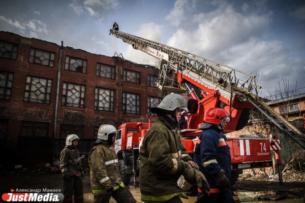 В Екатеринбурге горит один из цехов на Фронтовых Бригад горит масло - Фото 1