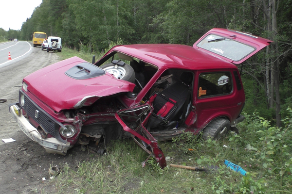 На Серовском тракте в лобовом столкновении «Нивы» и Hyundai пострадали три человека - Фото 1