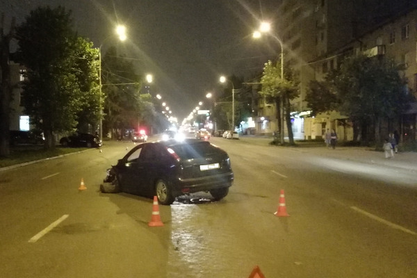 В Екатеринбурге водитель Opel врезался в Ford и отлетел в дерево. Пострадали 2 человека - Фото 1