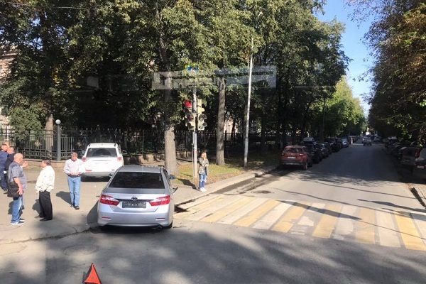Ограда штаба ЦВО пострадала в результате жесткого ДТП на перекрестке Ленина-Бажова - Фото 1