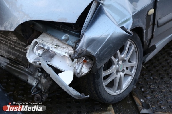 На ЕКАДе, врезавшись в стоящий грузовик, погиб водитель Nissan - Фото 1