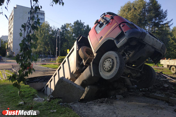 В Екатеринбурге рабочие вытащили самосвал, провалившийся под землю - Фото 1