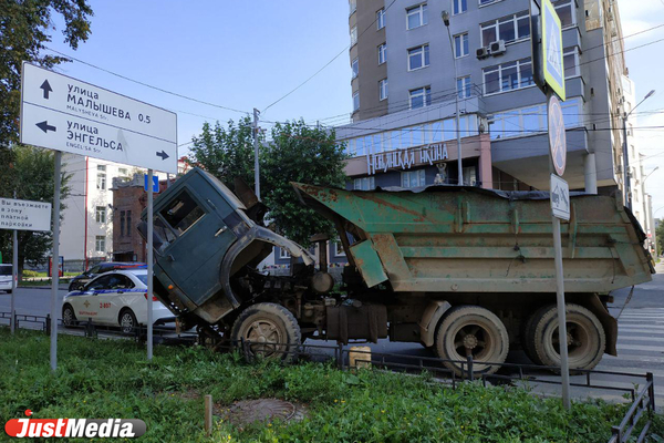 На Белинского неисправный КАМАЗ повредил дорожное ограждение - Фото 1
