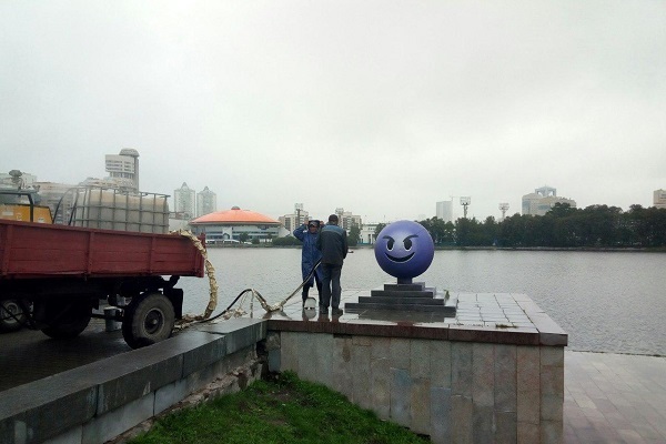 В Екатеринбурге коммунальщики очистят набережную Городского пруда от бесов - Фото 1