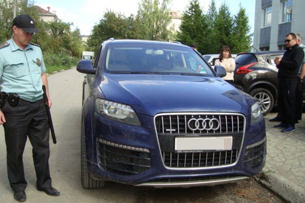 Приставы арестовали внедорожник Audi, на котором директор, не плативший зарплату подчиненным, приехал на работу - Фото 1