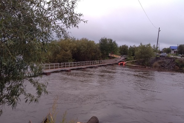 Мост в Филькино, затопленный из-за застрявшего бревна, восстановили - Фото 1
