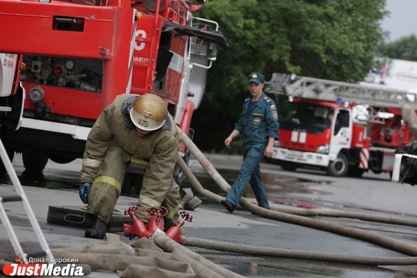 В Екатеринбурге из горящей трехэтажки эвакуировали десять человек - Фото 1