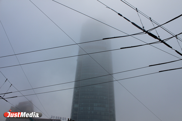 Екатеринбург накрыло густым туманом - Фото 1