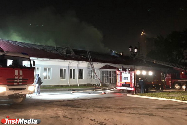 Ночью в Екатеринбурге горела крыша архива СвЖД - Фото 1