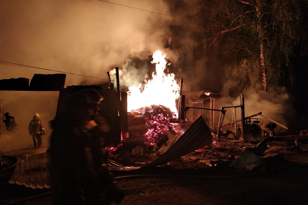 Почти пять часов пожарные боролись с сильным возгоранием в поселке под Первоуральском - Фото 1