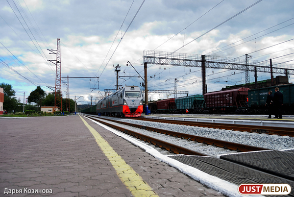 В Свердловской области грузовой поезд насмерть сбил екатеринбурженку - Фото 1