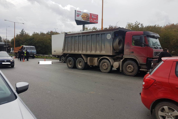 В Екатеринбурге водитель грузового Volvo насмерть сбил пешехода - Фото 1