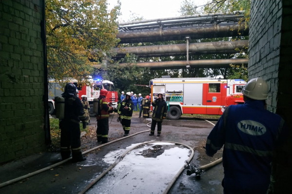 Пожарные уже два часа тушат завод «ВИЗ-сталь» в Екатеринбурге - Фото 1