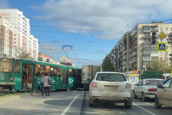 На Уралмаше из-за ДТП остановилось движение трамваев - Фото 1