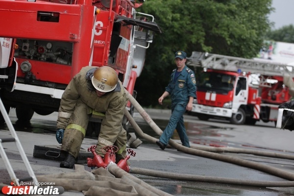 На ВИЗе две пожарные машины тушили Hyundai Elantra - Фото 1