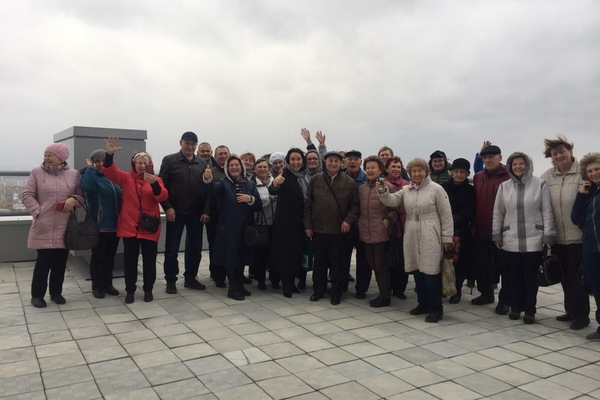 Ко Дню пожилого человека для пенсионеров устроили бесплатную автобусную экскурсию по центру Екатеринбурга - Фото 1