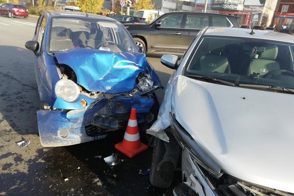 В Екатеринбурге водитель легковушки протаранил Matiz, где был трехлетний ребенок и его мама - Фото 1