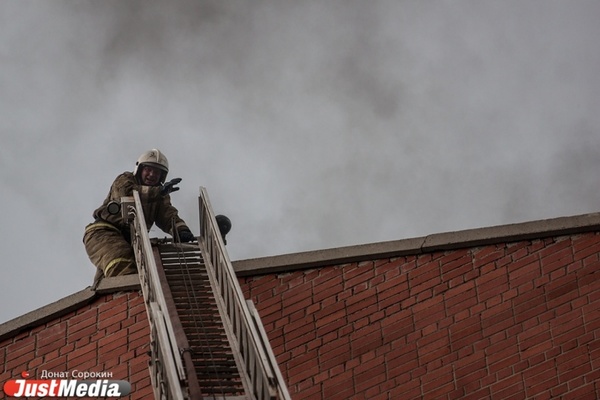 В Екатеринбурге пожарные вытащили через окна горящей квартиры двух человек  - Фото 1