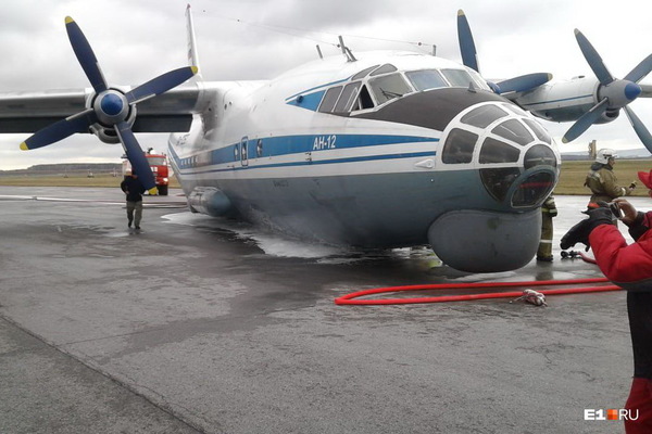 Аэропорт Кольцово закрыт из-за аварийной посадки военно-транспортного самолета Ан-12 - Фото 1