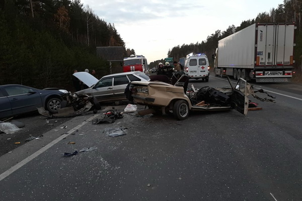 На ЕКАДе в массовом ДТП в клочья разорвало ВАЗ нарушителя. ФОТО - Фото 1