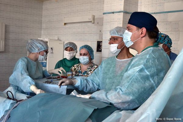 Уникальная операция: уральские врачи впервые удалили опухоль бронхов через гортань - Фото 1