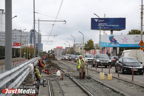 С понедельника по Макаровскому мосту пойдут трамваи - Фото 1