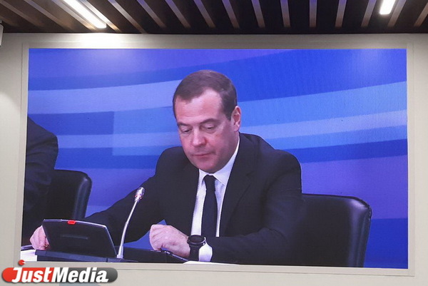Медведев в Екатеринбурге пообещал разобраться с регионами, провалившими нацпроект по безопасным дорогам  - Фото 1