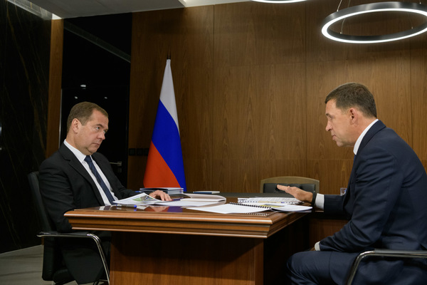 Премьер-министр Медведев ждет от свердловского губернатора предложений по решению проблемы реконструкции школ - Фото 1