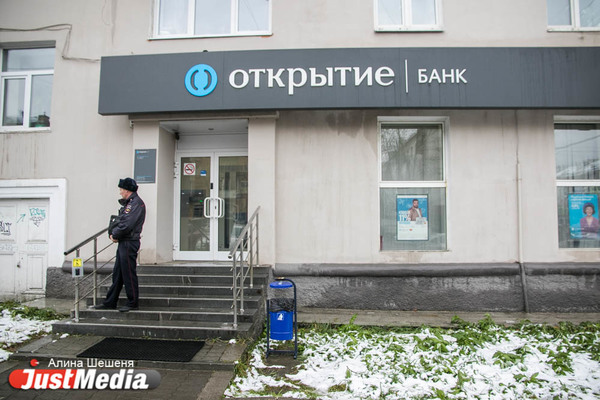 В центре Екатеринбурга неизвестный при попытке ограбления банка убил посетителя - Фото 1