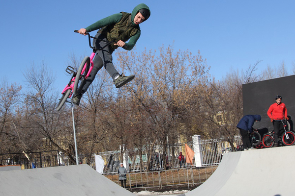 В Каменске-Уральском открыли скейт-парк с 90-метровым памп-треком, а в Нижнем Тагиле сквер Пионерский - Фото 1