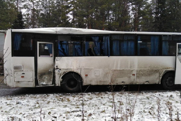 В Свердловской области из-за гололеда пассажирский автобус влетел в стоящую фуру - Фото 1
