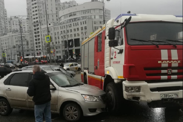 На перекрестке Токарей-Татищева пожарная машина столкнулась с 4 иномарками - Фото 1