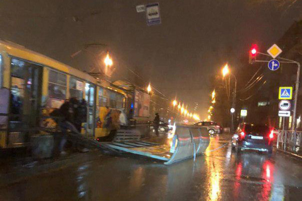 Ураган в Екатеринбурге сносил деревья, заборы и остановки - Фото 1
