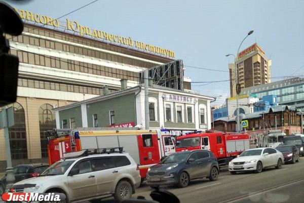 В кафе в центре Екатеринбурга пожарные тушили подгоревшую еду - Фото 1