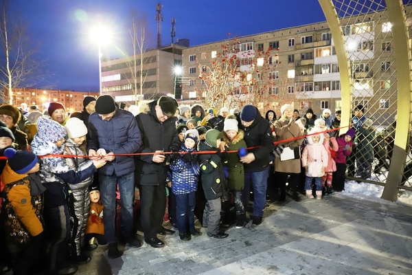 В Североуральске открыли сквер со скейт-парком и цветовым плоскостным фонтаном - Фото 1