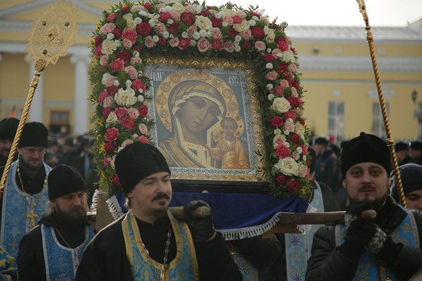 Восемь тысяч человек приняло участие в крестном ходе в праздник Казанской иконы Божией Матери  - Фото 1