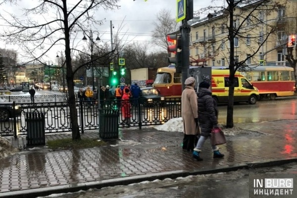 В Екатеринбурге «ВАЗ» попал под трамвай - Фото 1