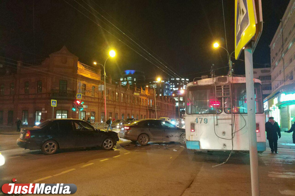 В центре Екатеринбурга троллейбус столкнулся с двумя легковушками - Фото 1