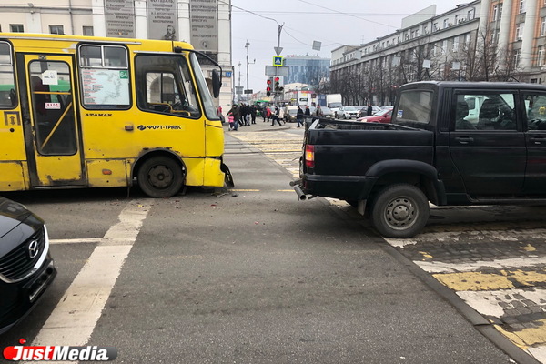 В Екатеринбурге у консерватории автобус столкнулся с УАЗом. Образовалась пробка - Фото 1