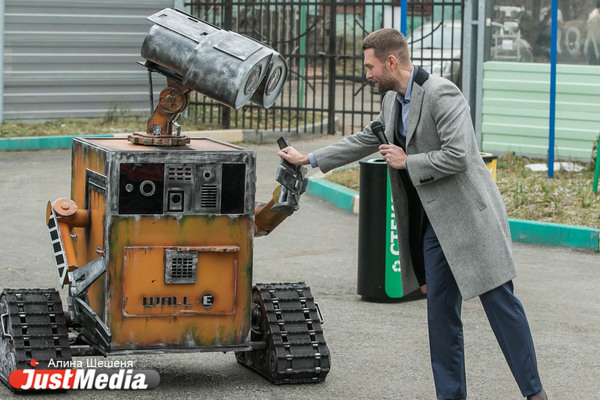 Единственный в России робот ВАЛЛ-И научил детей правильно сортировать мусор - Фото 1