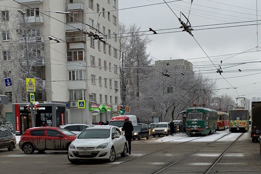 В Екатеринбурге на Луначарского встали трамваи - Фото 1