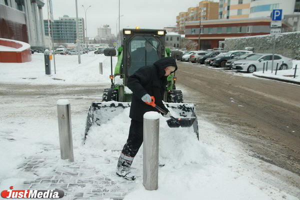 Высокинский считает не критичным, что в городе не успели полностью подготовиться к снегопадам - Фото 1
