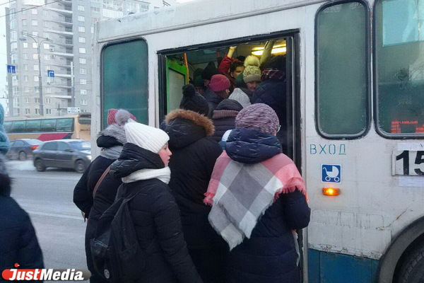 Екатеринбуржцы пожаловались на дефицит транспорта в морозы - Фото 1