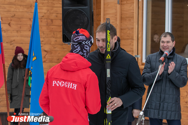 Шипулин подарил свои легендарные лыжи молодому спортсмену - Фото 1